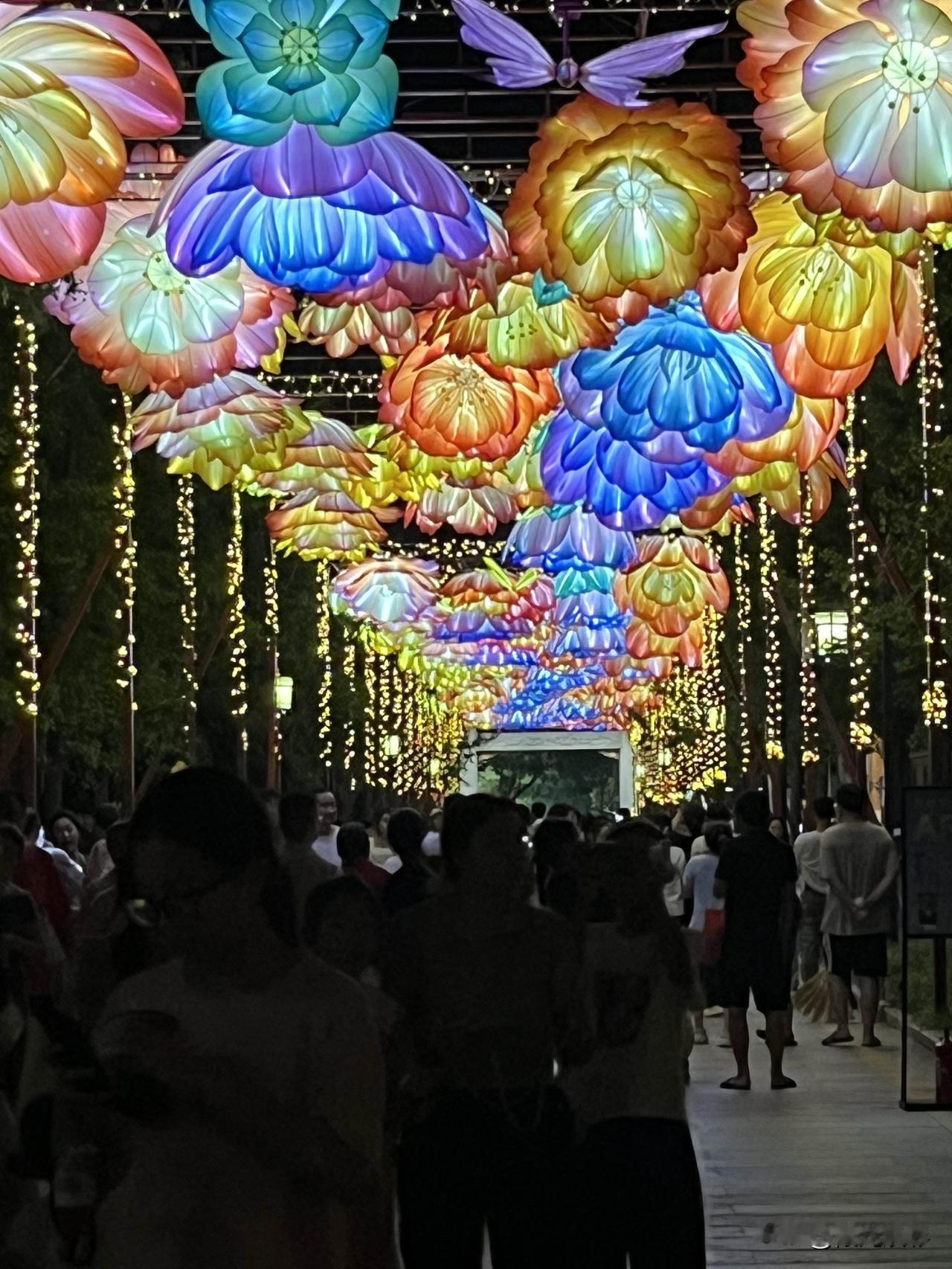 00后舍得花钱原因

先苦不一定后甜

先甜反正是甜了

省着这点富不了

花着