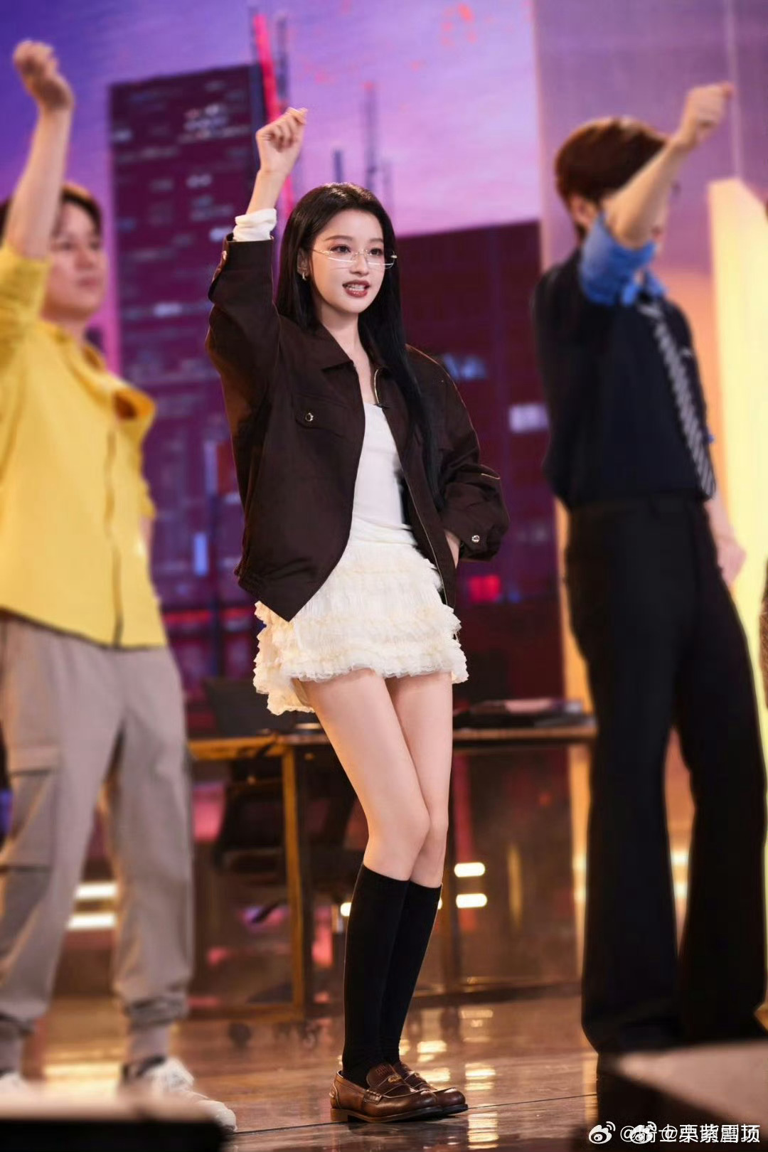 终于等到孙怡上浪姐了孙怡这长腿和氛围感，简直是为舞台而生的！自带女团滤镜，往那一