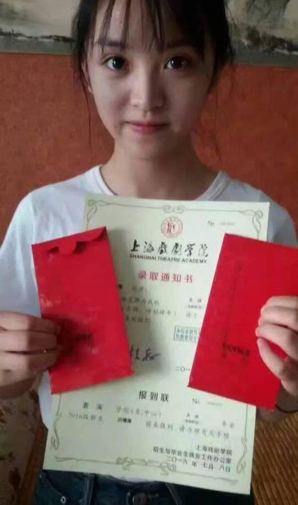 【田曦薇】成为演员的开端 18岁拿着录取通知书的小薇 好青涩好灵动啊 微博之夜