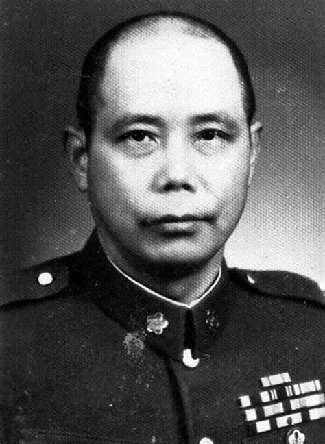 1955年8月，原26军军长余程万，在香港家中遭3名匪徒打劫，双方展开枪战，最后