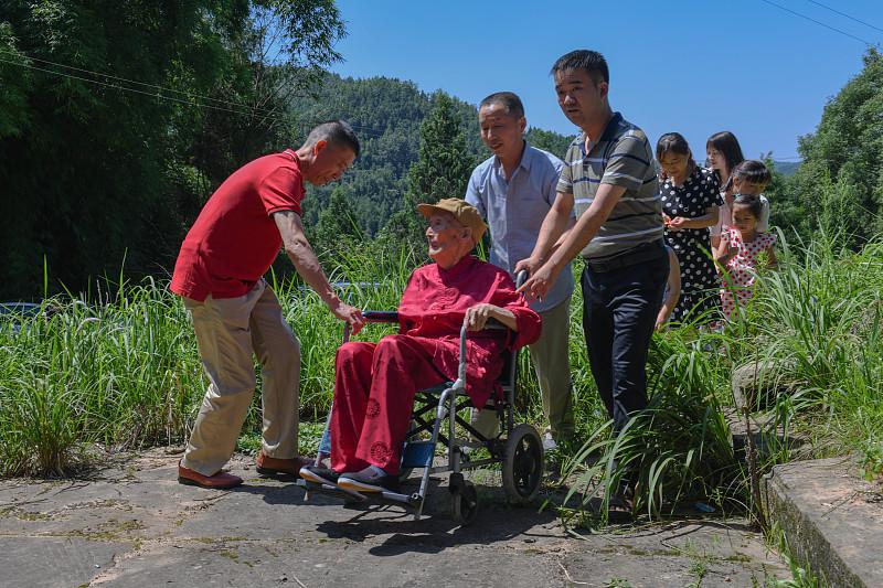 明天就是重阳节，刚好赶上全国敬老月，这个节日本身的底色就是暖乎乎的尊老敬老。
很