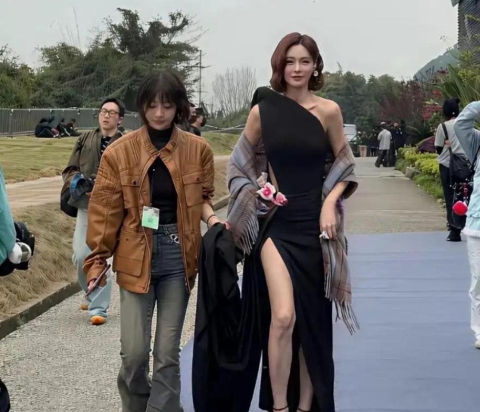 突然理解杜海涛当年做梦都要娶她了，沈梦辰直接艳压周边所有人。 ​​​
