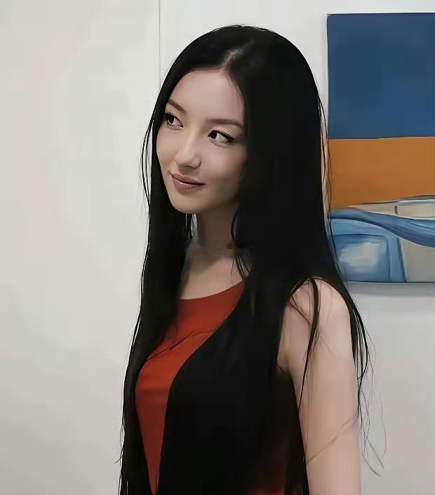 李嫣这姑娘，真是越长越开了，小时候觉得像王菲，现在看很美 ​​​