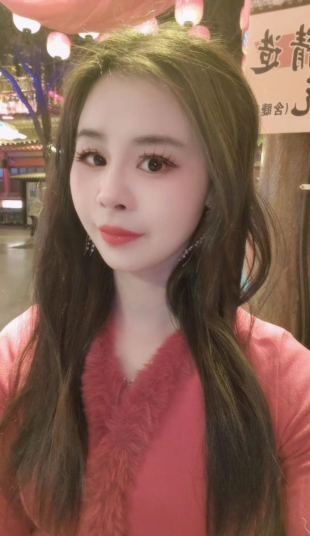 世界很吵，别让浮华蒙住了双眼，不追世间赢输，只修内心宽窄，把日子过成自己喜欢的样