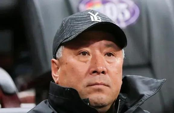 这绝对是个狠人，也是个能人。
李永波在中国羽毛球队那绝对是呼风唤雨的人物，也正因