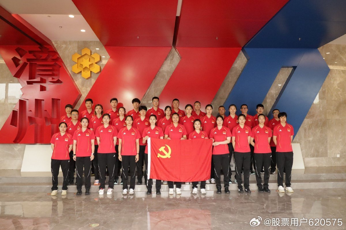 转自，合照里没看到季雨潇铸牢忠诚担当底色，树牢正确实干政绩观——中国女排走进漳州