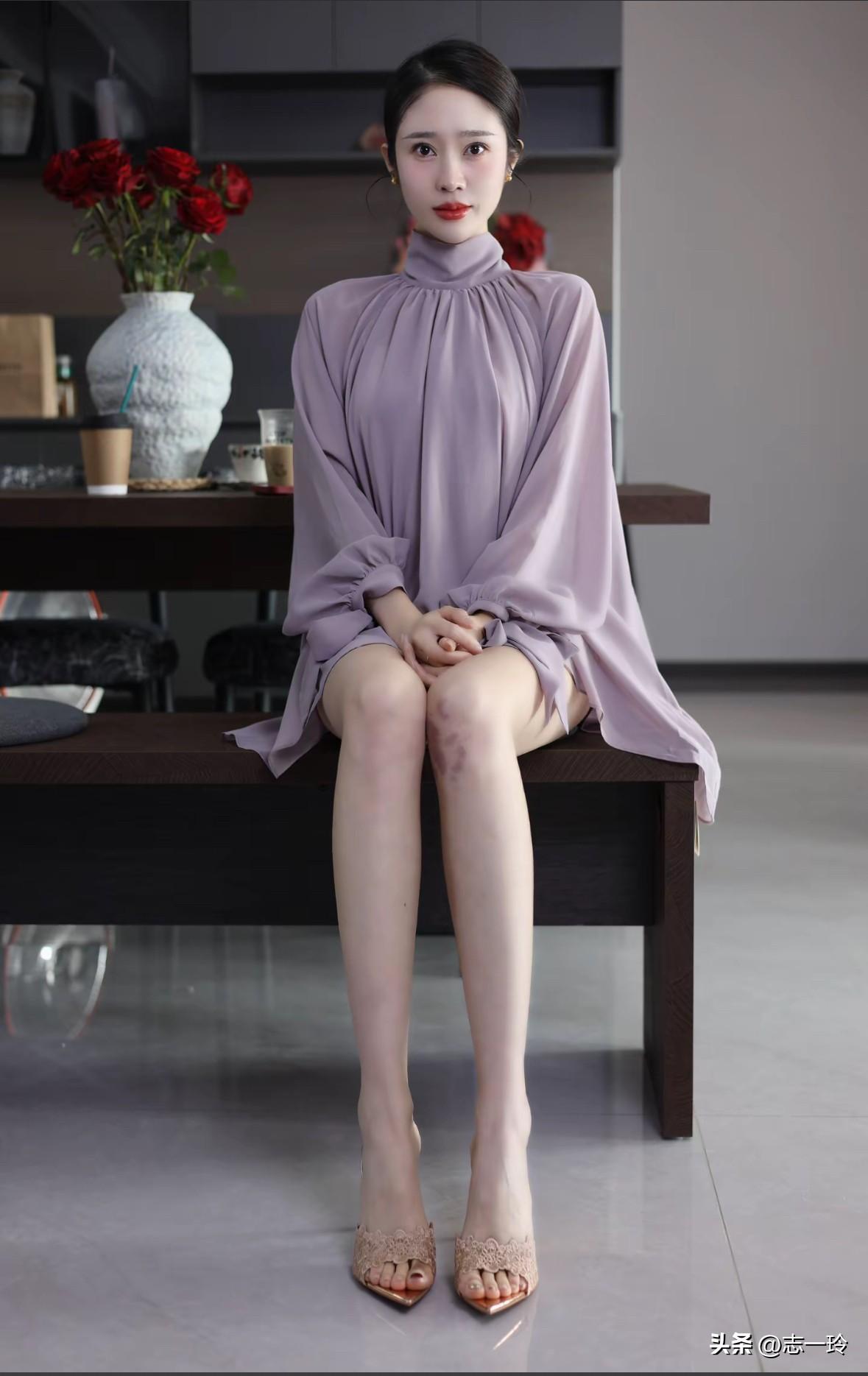 优雅紫色长袖连衣裙，搭配高跟鞋，尽显时尚气质。