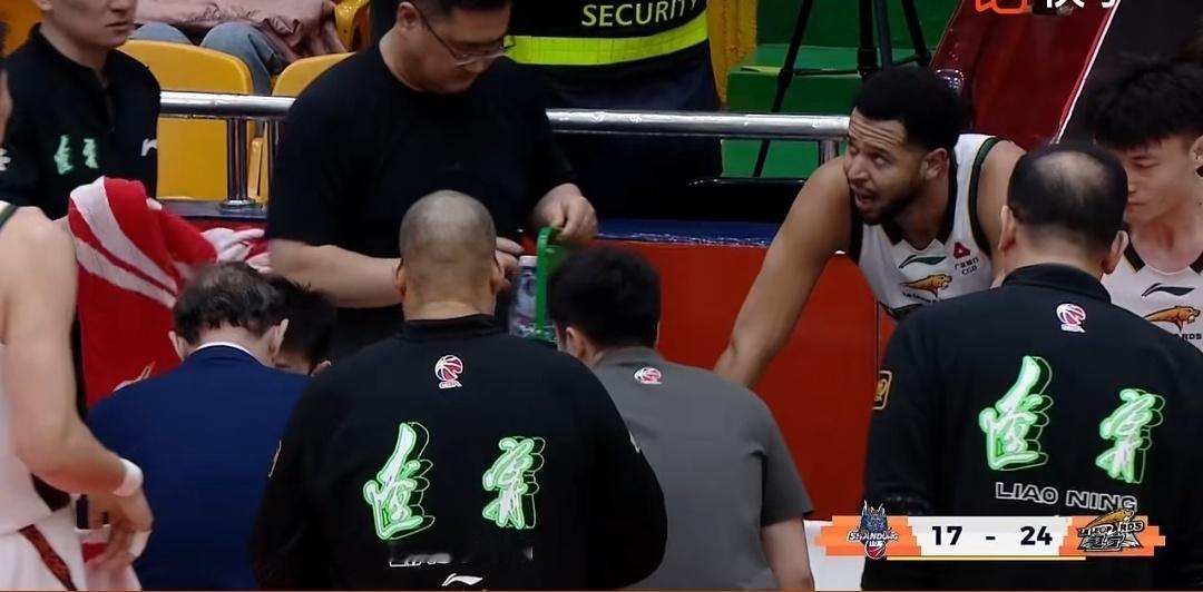 辽篮球迷季后赛，全力以赴团结一致，维护辽篮球员和球队。辽篮已经季后赛模式了，球迷