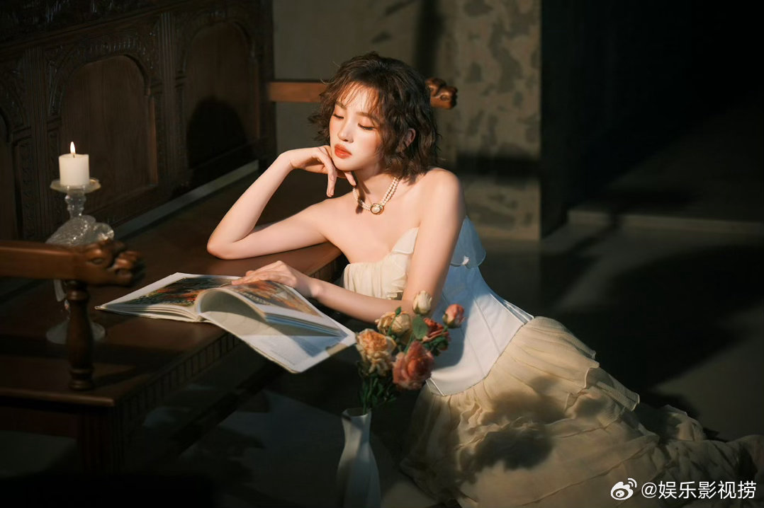 唐艺昕写真忘p创可贴了唐艺昕这套复古写真氛围感直接拉满，精致妆容搭配复古造型，宛