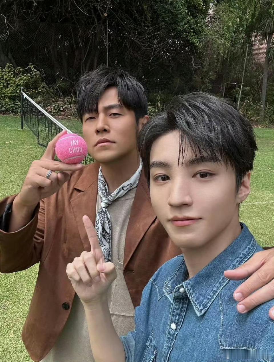 王俊凯晒出和周杰伦的自拍合影！ 