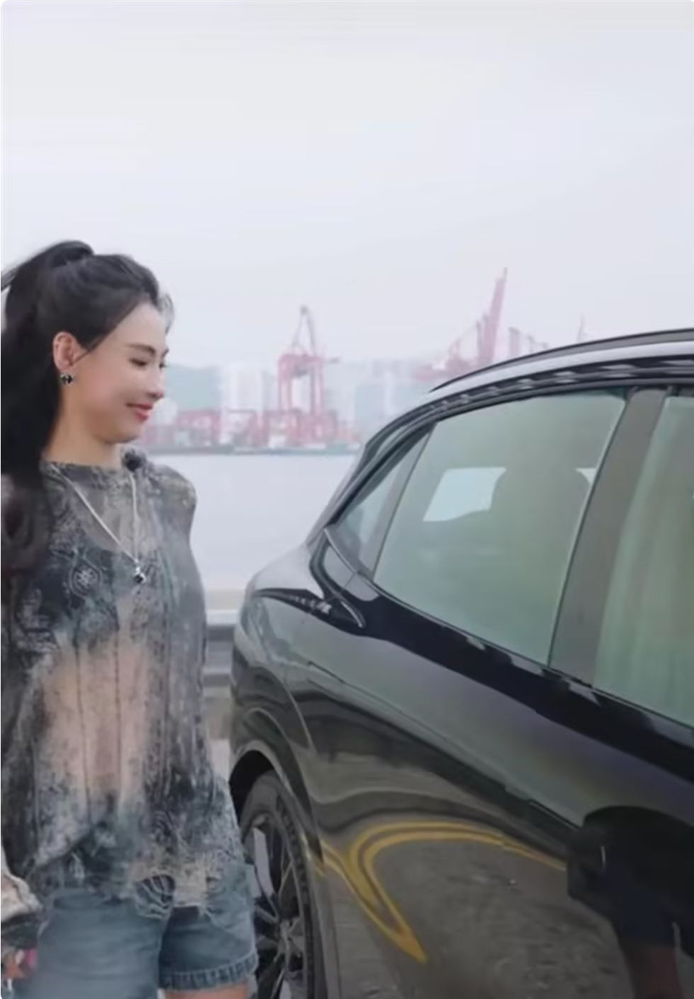 张柏芝给19岁大儿子提新车，不选豪车偏选国产，当妈的心思藏不住 