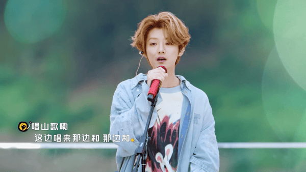 五哈歌会 最后大合唱《鲜花》让整个现场充满温情时刻，伴随着欢声笑语，所有烦恼都被