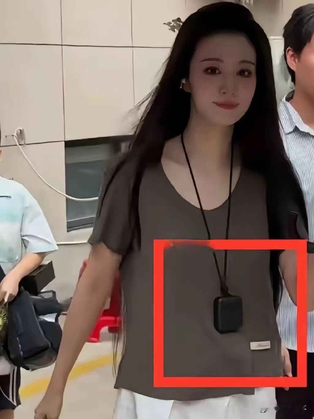 王楚然戴净化器拍戏，
是多么恐怖一件事，
透露出一个重要信号。

近日《浮生》剧