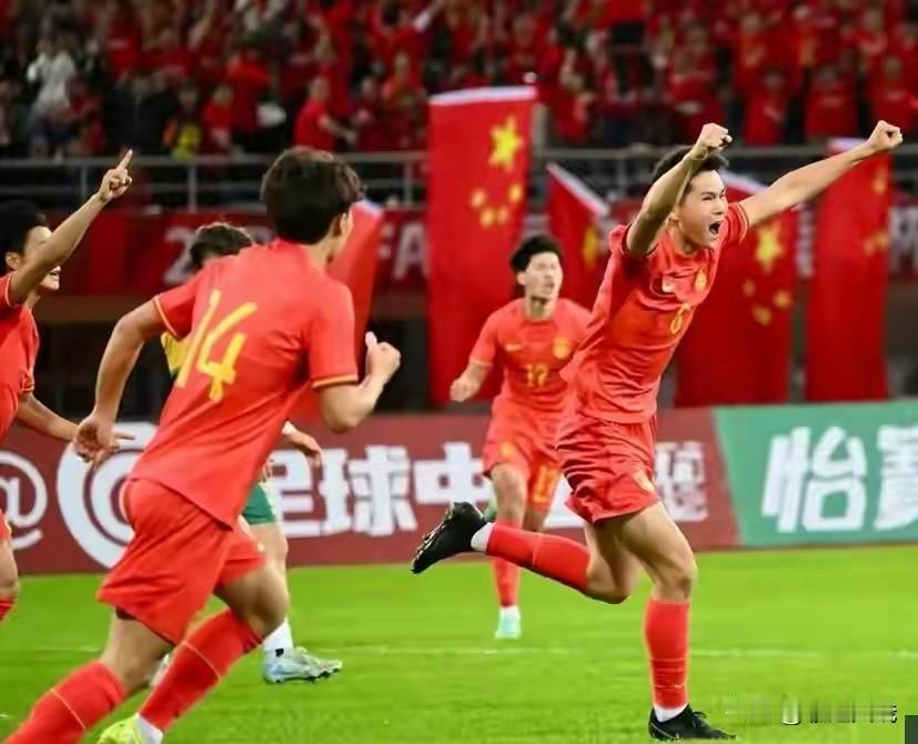 中国男足U22队“决赛”碰乌兹别克斯坦U22队，前锋拜合拉木，后腰有陈泽仕，门将