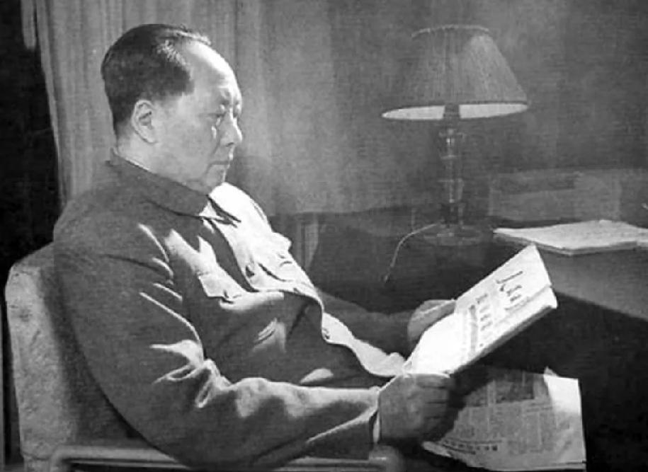权延赤根据主席当年卫士长的描述，说岸英牺牲的消息被总理压了下来，因为实在不知道该