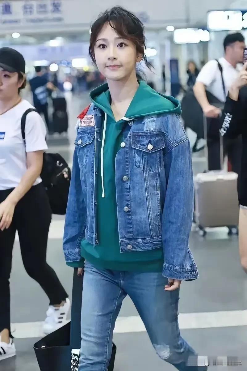 杨紫，生活中居然是这样的，
甜美可爱，活泼灵动的感觉，
和“邱莹莹”时期如出一辙