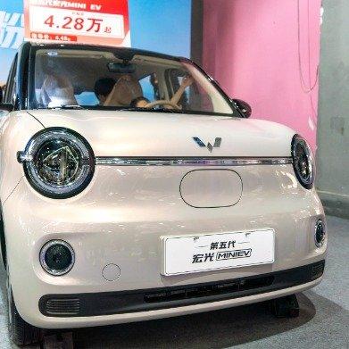 五菱宏光MINI，半年少卖10万辆。

不是竞争对手抢走了，是它曾经的那批人，突