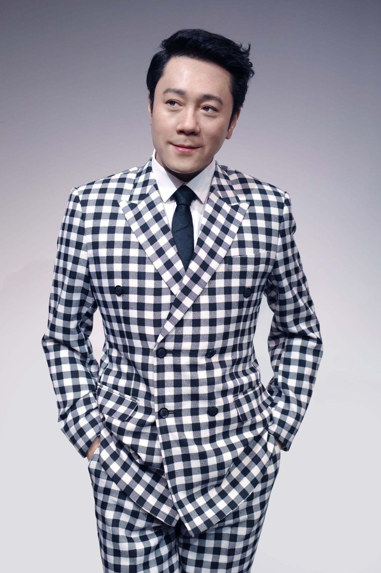 他明明长得斯文帅气，是个玉面小生，在男歌手里数一数二。

而且从1991年春晚唱