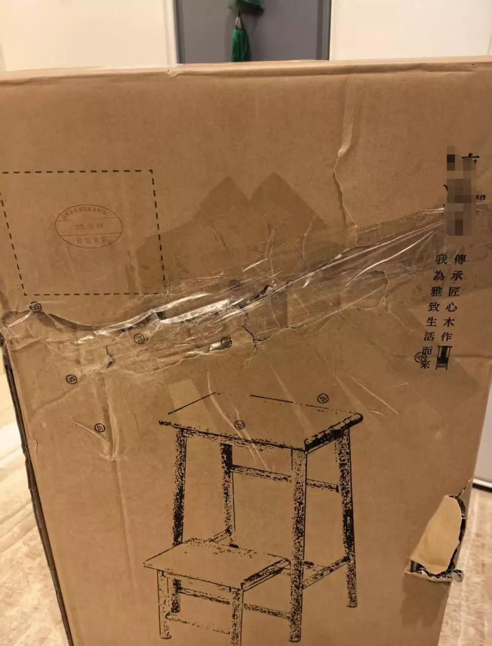 男子网购一套椅子，拆开包裹竟发现里面多了块15公斤重的银砖。这从天而降的“财富”