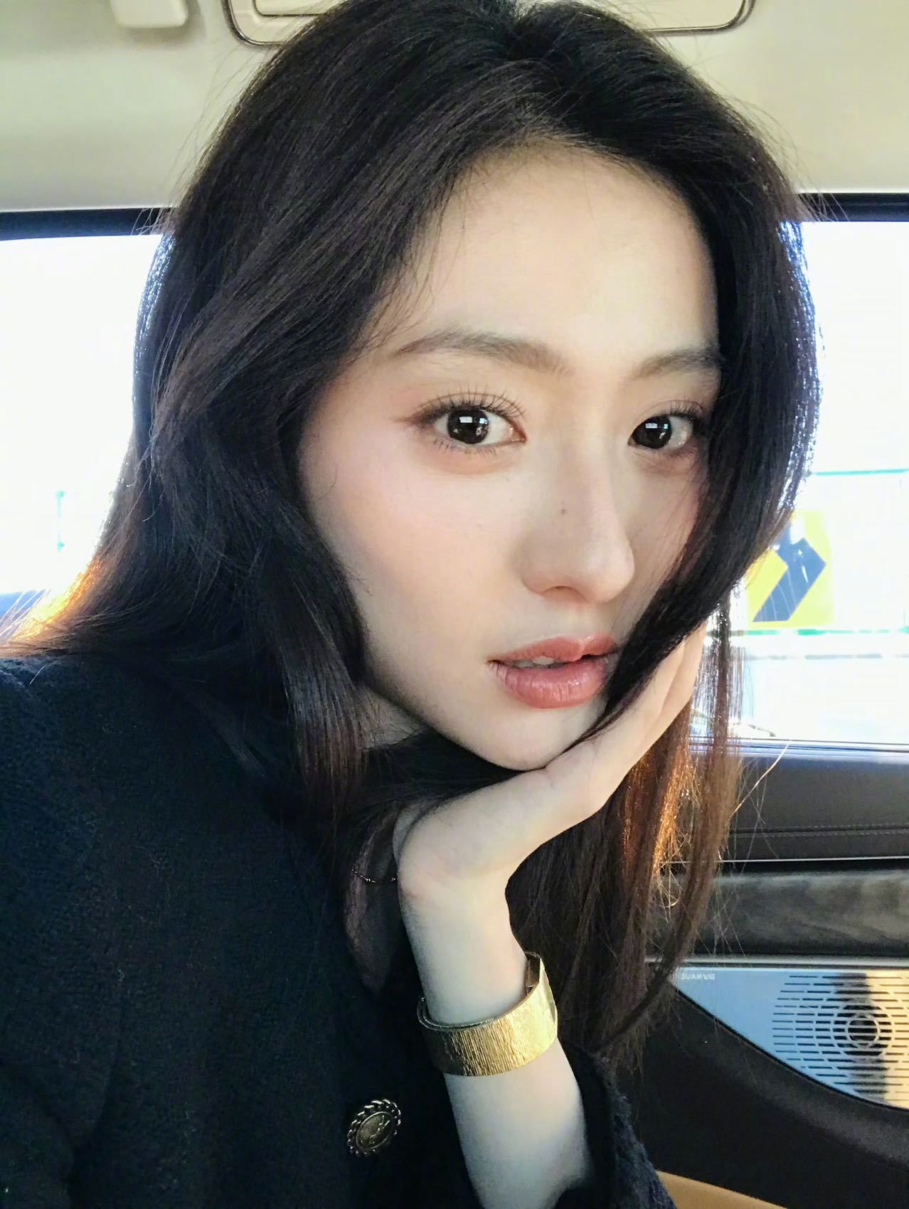 胡连馨学化妆眼睛会了手也会了 沉浸式看胡连馨和化妆师偷师学化妆，素颜状态清爽耐看