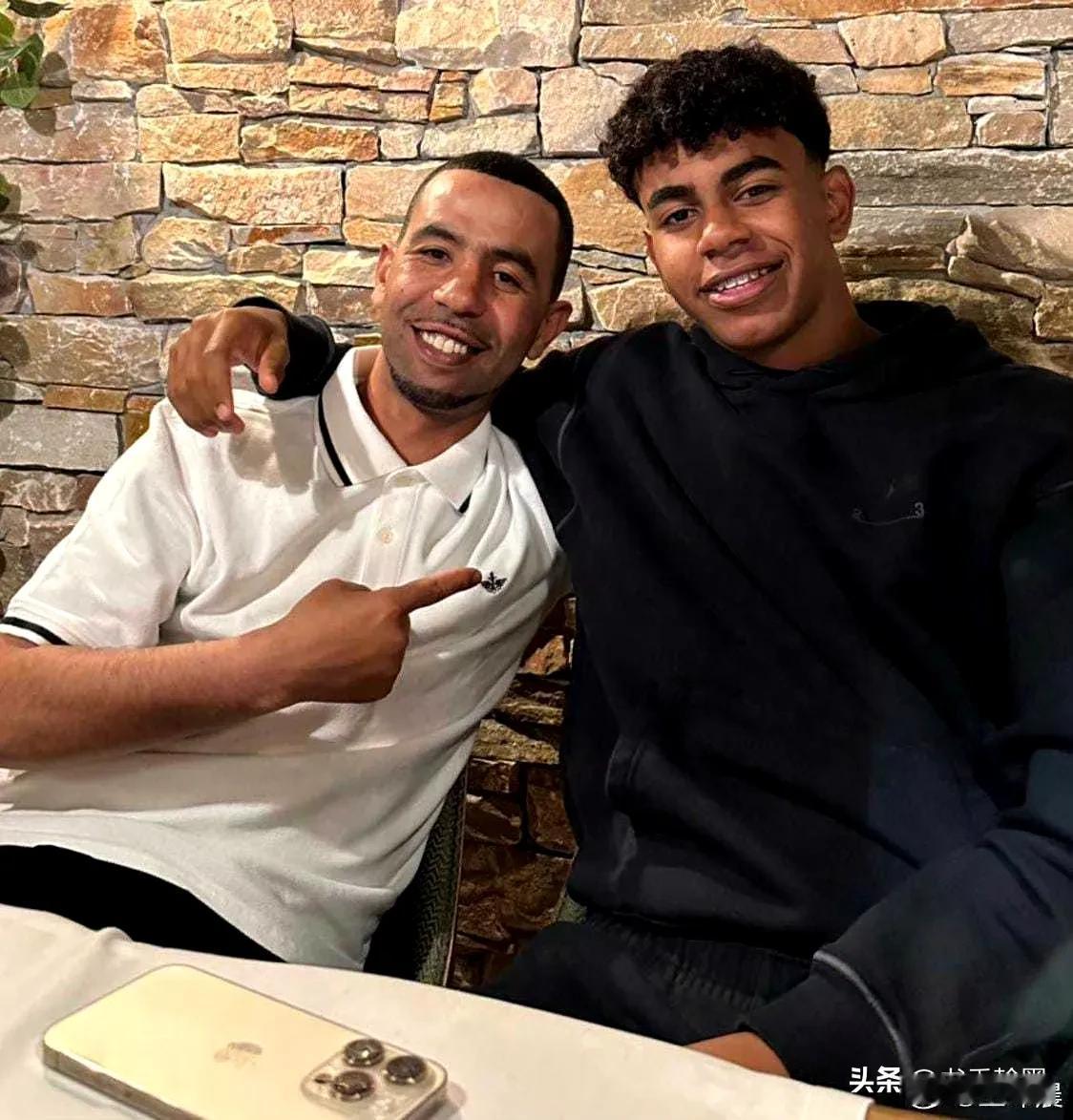 冷知识：亚马尔的父亲是92年的，16岁生下亚马尔，目前32岁。
这届欧洲杯结束，