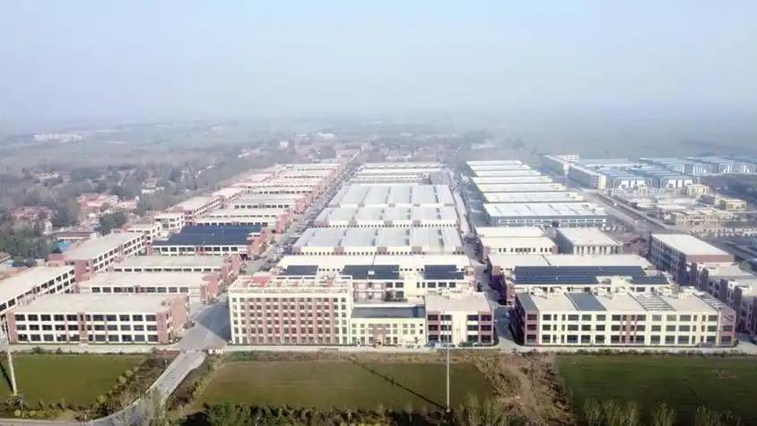 山东临清烟店镇常住人口约5万，却拥有5100多家门店，轴承年交易额达300亿元，