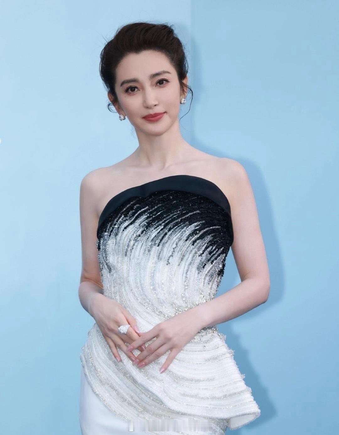 水舞间一眼望去全是大女主像我这种颜狗真的很喜欢看美女哎，无论是美女还是帅哥都让我