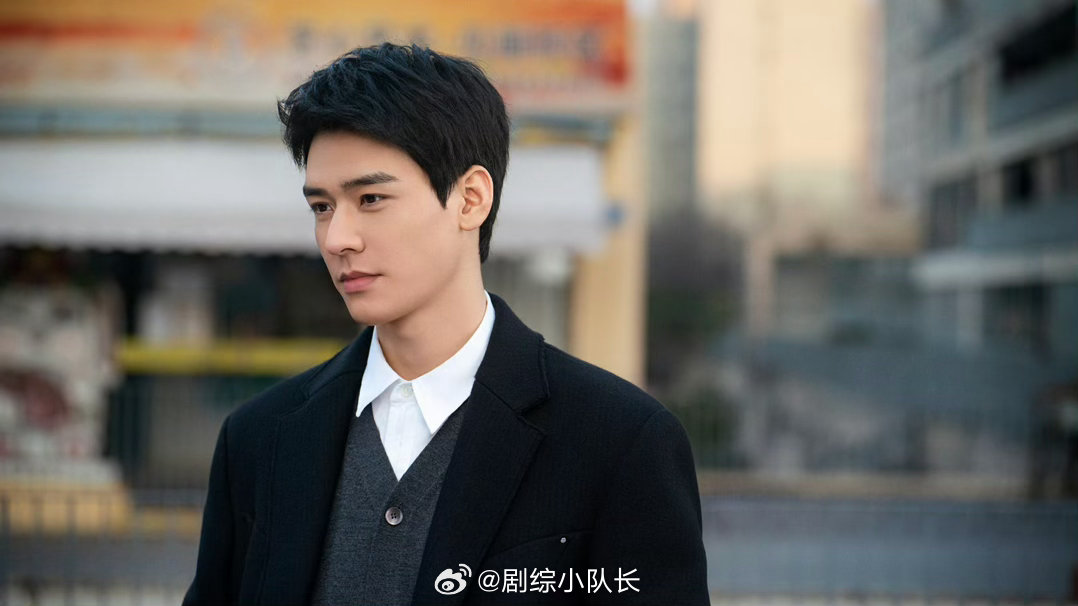 龚俊原来体制内是一种感觉 龚俊的体制内适配度绝了！白衬衫黑裤子的简约穿搭，愣是穿