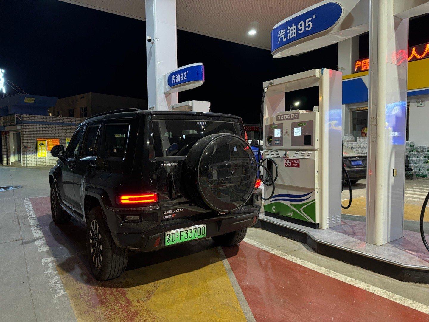 有同学问坦克700的加油口和充电口为什么跟500 Hi4-T是反过来的，500 
