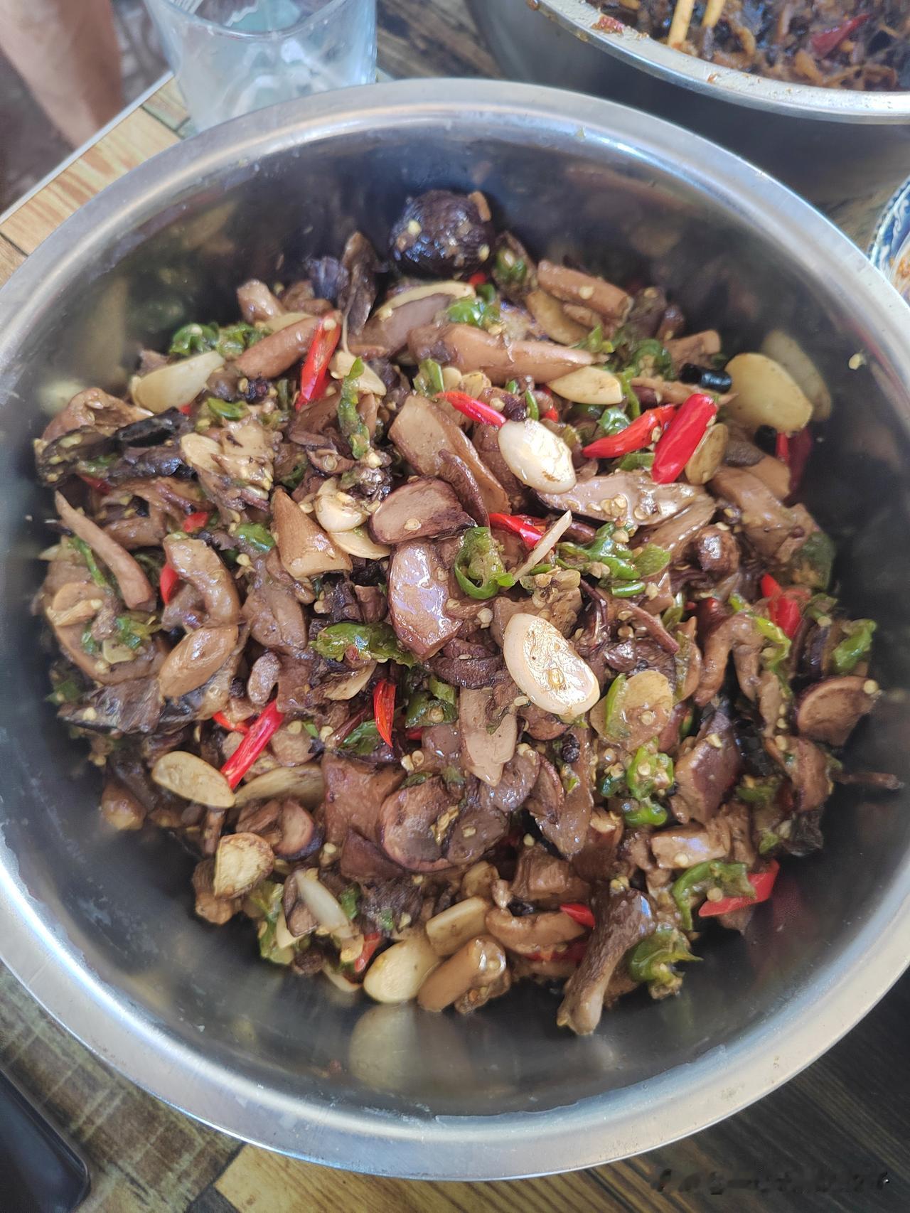 夏天的快乐
上山捡菌子
吃不完根本吃不完[惊呆][惊呆][惊呆]