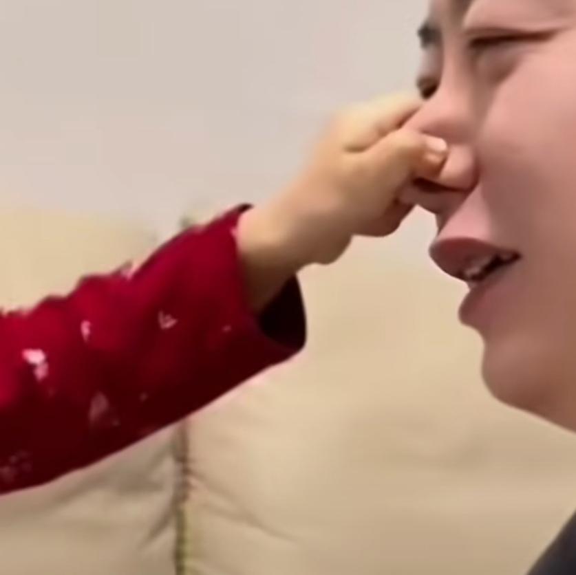 你见过亲爹坑娃反被揍的现场吗？一位爸爸的神操作，不仅把自己坑了，还结结实实挨了闺