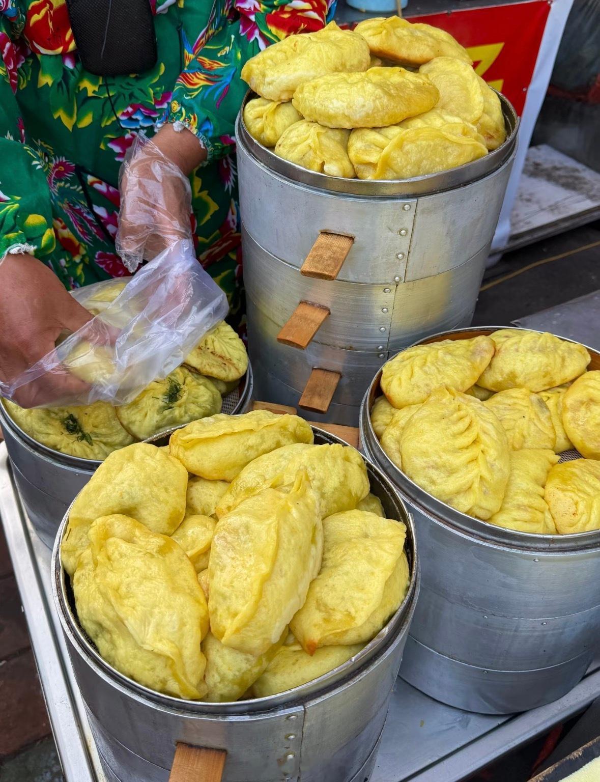 逛过东北早市的人嘴真严各色重油碳水鲜香诱人，吃过地道早市美食的食客都默默珍藏这份