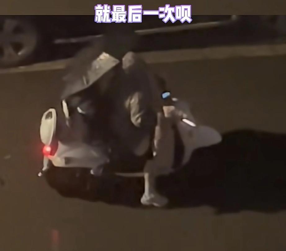 刷到条视频，看完真的破防了！！！

大雨夜，妈妈骑着电动车载着孩子，孩子在后面努