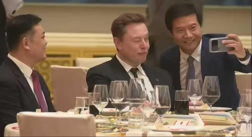 雷总跑去跟老马合影，老马做了一个挤眉弄眼的表情，有点累了又无可奈何的感觉？！