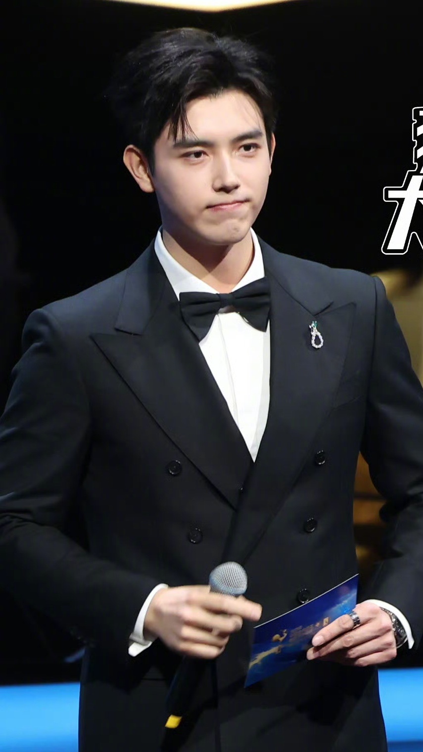 金鸡奖开幕式，陈飞宇解锁主持人身份生图直拍↓↓