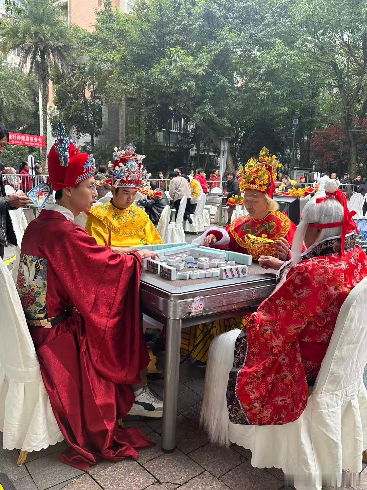 重庆麻将比赛聚集了多少川渝神人 永川小区麻将赛藏满惊喜，嬢嬢喝奶茶摸牌手气旺，大