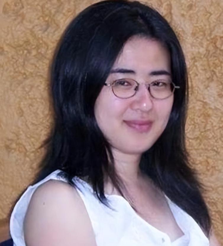 中国“神童”田晓菲，13岁被北大破格录取，出国留学后，28岁嫁给53岁美国老师，