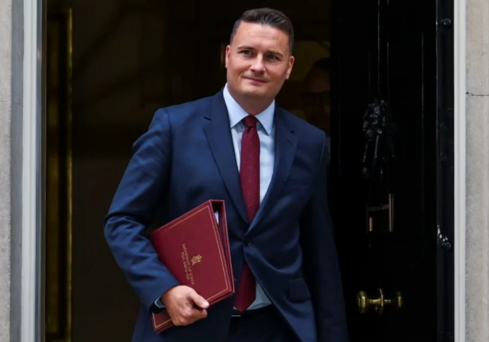 俄罗斯军舰在英国普利茅斯附近海域实弹演习，英方警惕 亚太日报 张瑀轩 ...