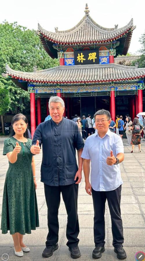 张亚中，人在西安碑林，感觉他在大陆游玩、参加论坛，得有两三周时间了热点观点 ，两