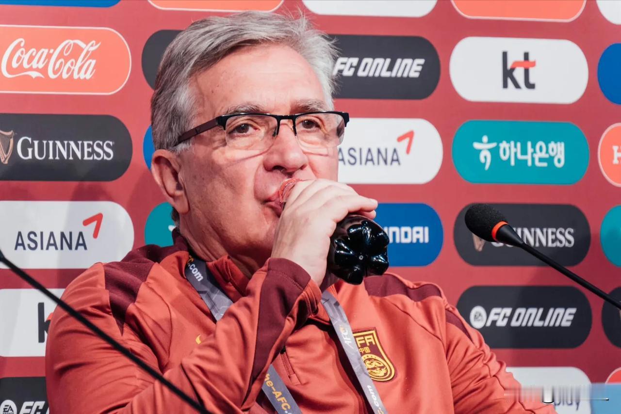 赛前“狂旋”可乐，赛后还能否可乐？对阵韩国赛前发布会，伊万科维奇狂饮可乐，似乎在