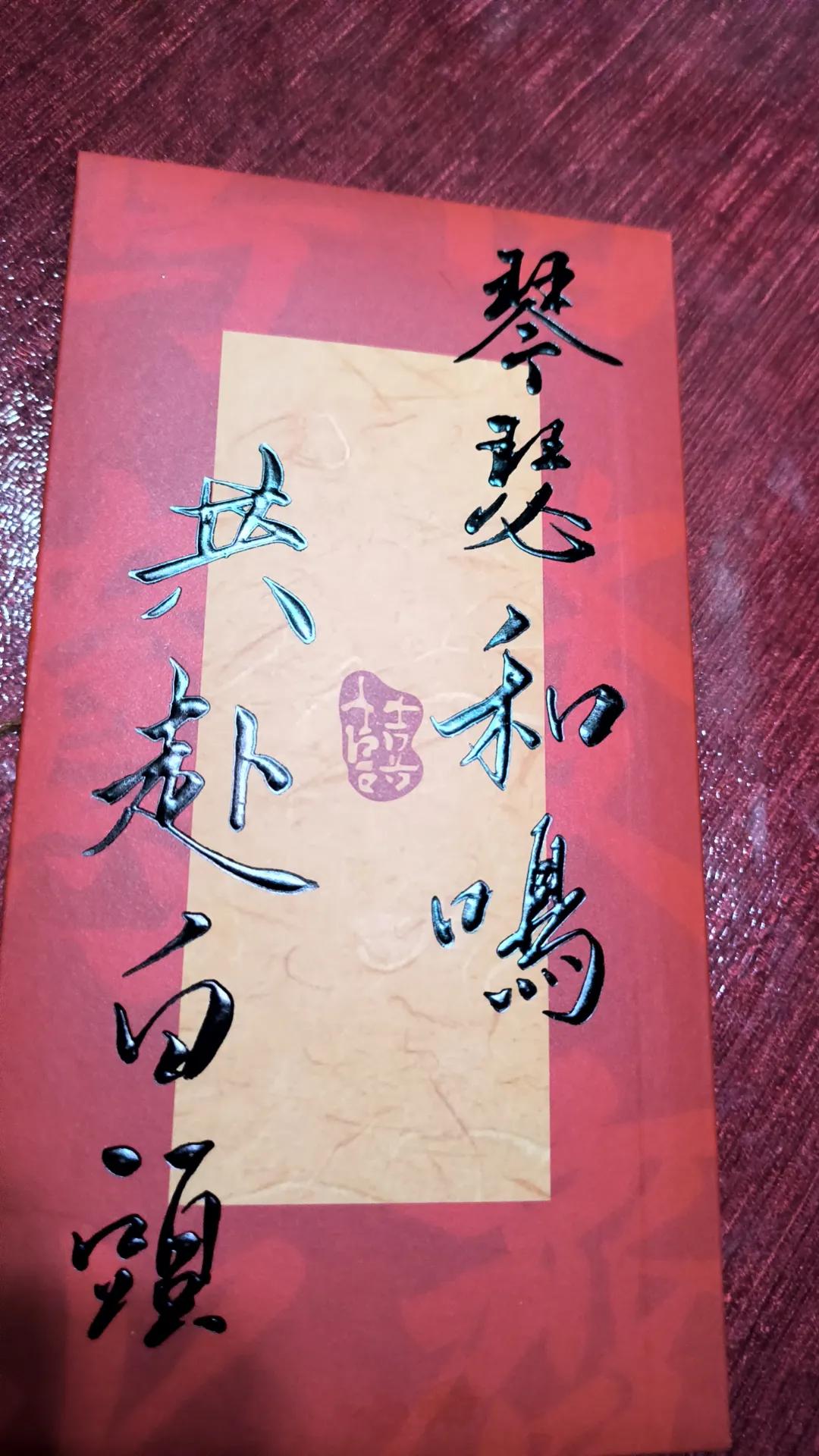 闺蜜讲述新婚夜，她和老公同房失败。

新婚夜他们的床上被铺了厚厚的被子，由于太累