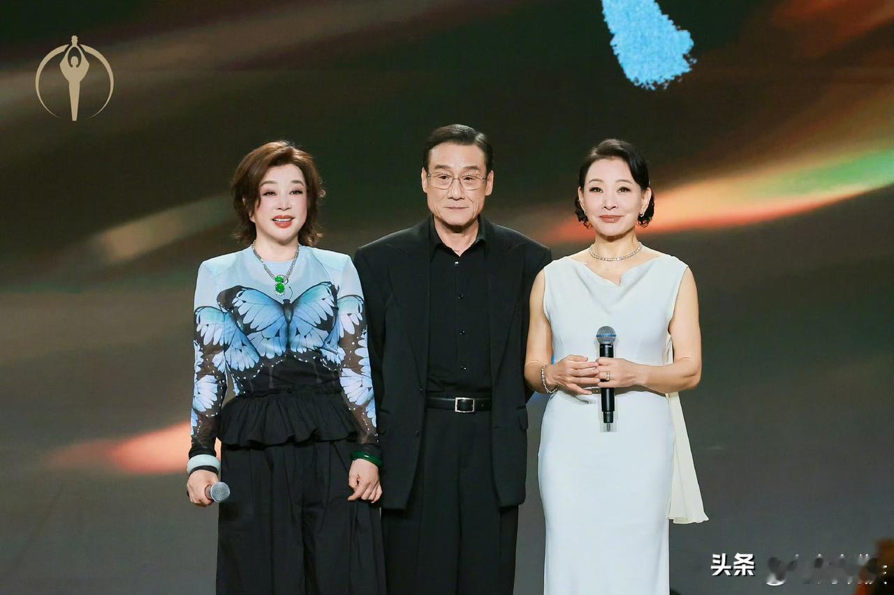 刘晓庆，激动发文。

8月10日，75岁的刘晓庆，冲上热搜，她在社交平台连续发文