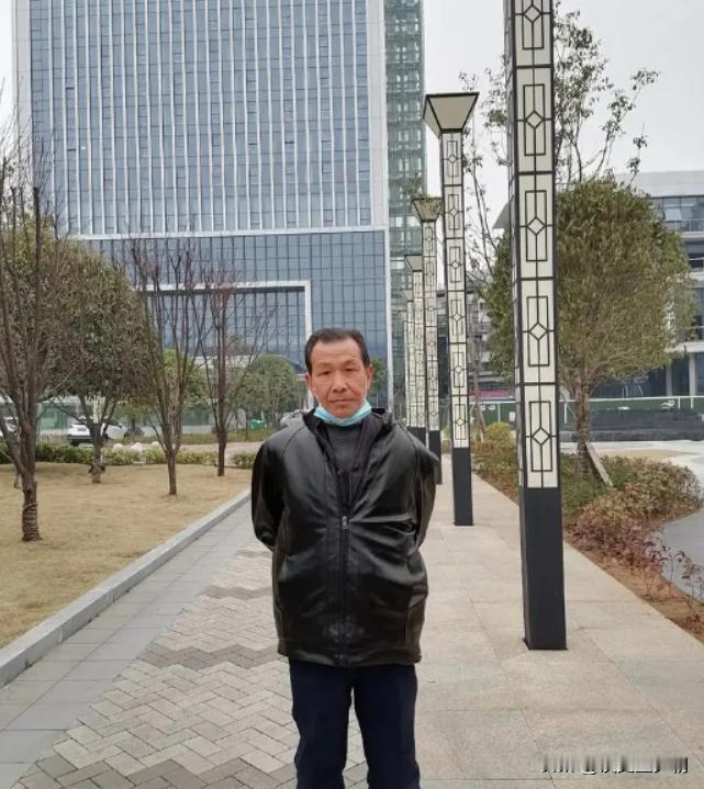 我六岁时，妈妈带着我嫁给了继父，没过几年，妈妈去世了，妈妈去世后，我姑姑和姨妈们