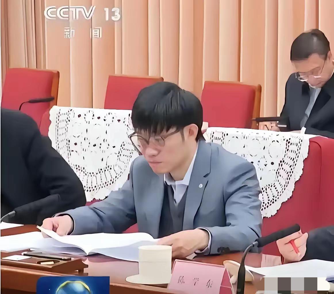 中国可能马上就要诞生第二个让美国忌惮的“任正非”了。
梁文锋，现在估计成了每个硅
