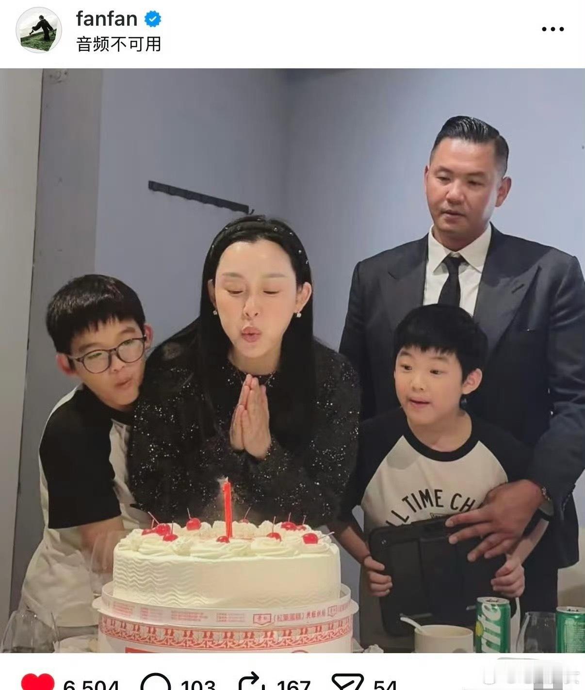 范玮琪双胞胎儿子正脸照天呐范玮琪今天50岁生日，居然晒出了双胞胎儿子的正脸照！飞