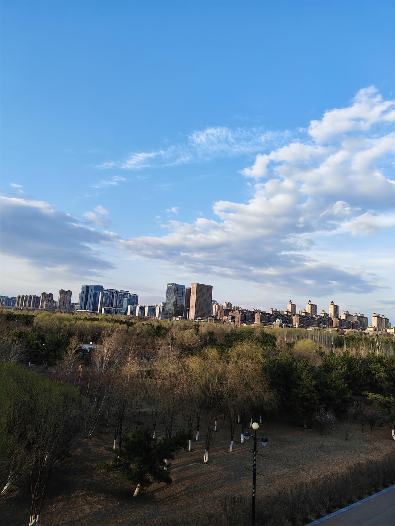 夕阳无限好，只是近黄昏，陪着我们上下班的只有朝阳与余辉，我想，太阳也是善良的，知