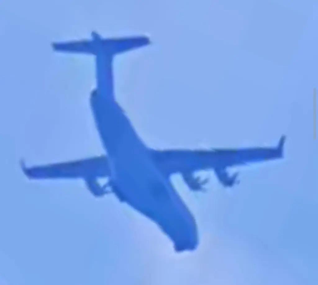 运20会取代运8吗?
运20看上去很像一款参照C17升级的伊尔76，运载能力也介