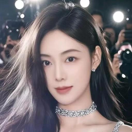 闪耀红毯上的璀璨女王，闪耀夺目！紫色礼服走红毯 红毯女神 闪耀红毯 红毯c位 红