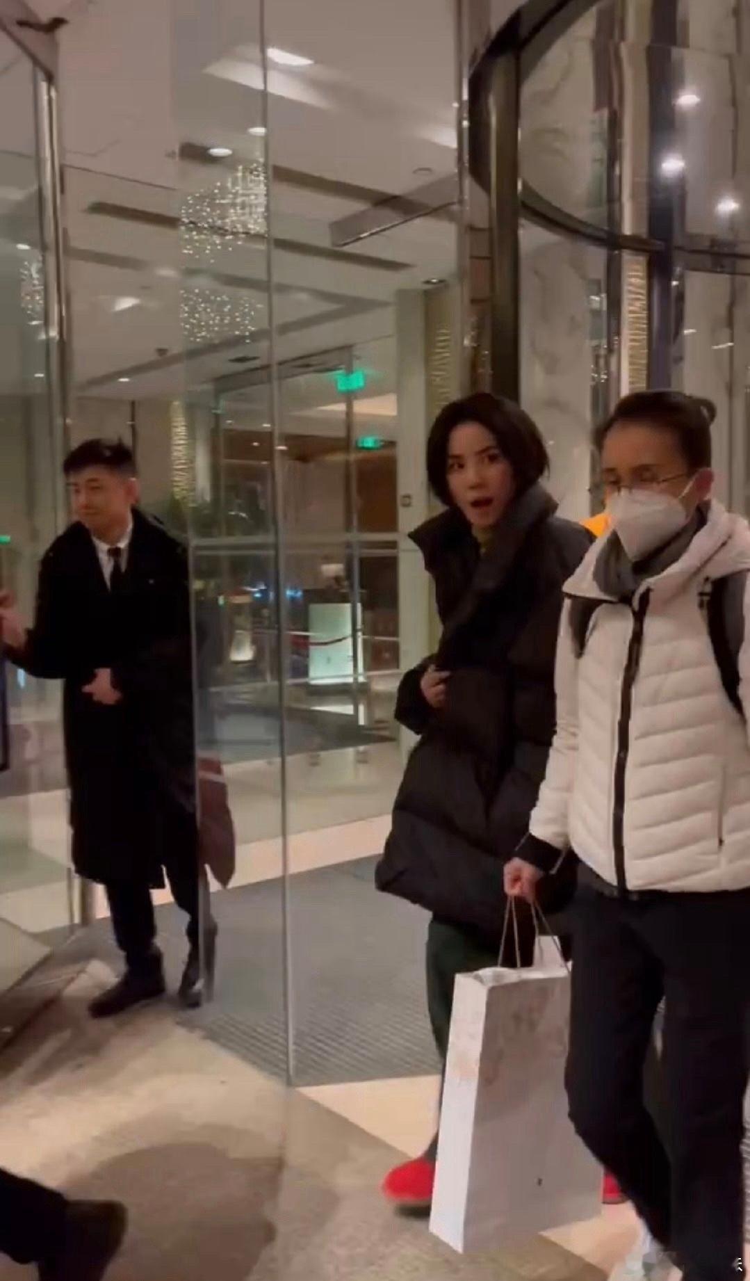 王菲现身蛇年春晚备播现场，看来这次是真保真了，期待！ 