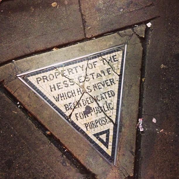 Hess Triangle 赫斯三角纽约西村一块三角形的马赛克瓷砖，位于第七大道
